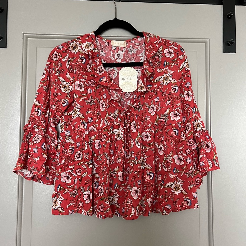 Altar’d state coral floral top